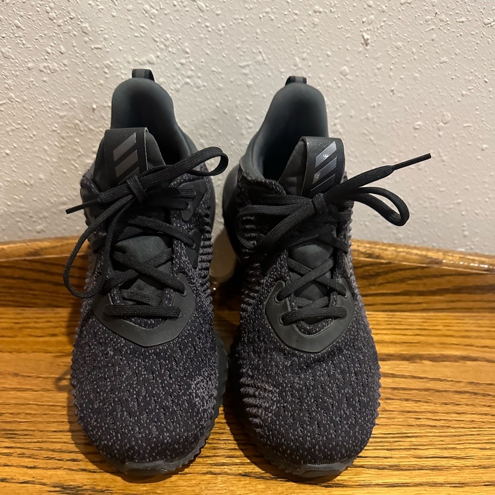 Youth Adidas shoes size 5.5 very good condition